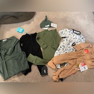 Lots of 5 onesies in size 3-6 months
